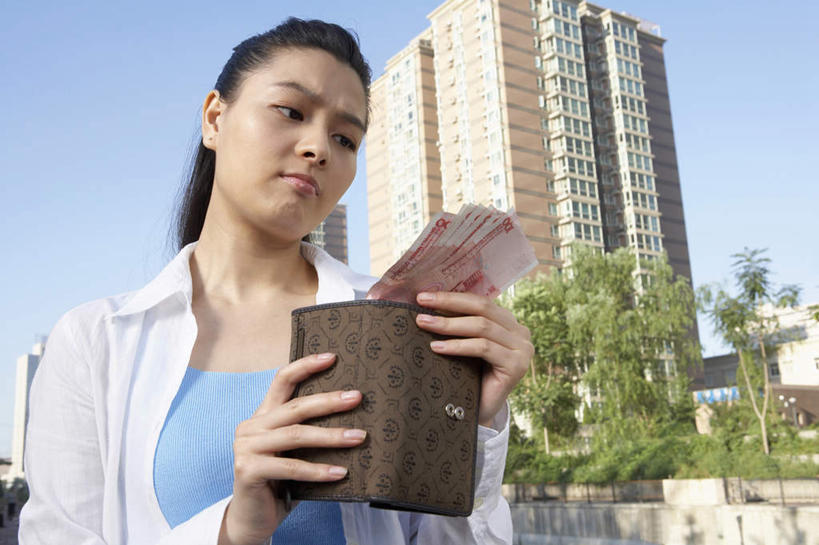 一个人,银行,站,横图,室外,正面,仰视,人民币,城市,北京,中国,亚洲,T恤,现代,夏天,看,想,凝视,财富,金融,摄影,钱包,专心,购买,运送,房地产,选择,想象,繁荣,年轻女性,中国人,年轻人,半身,低角度拍摄,机遇,房屋建设