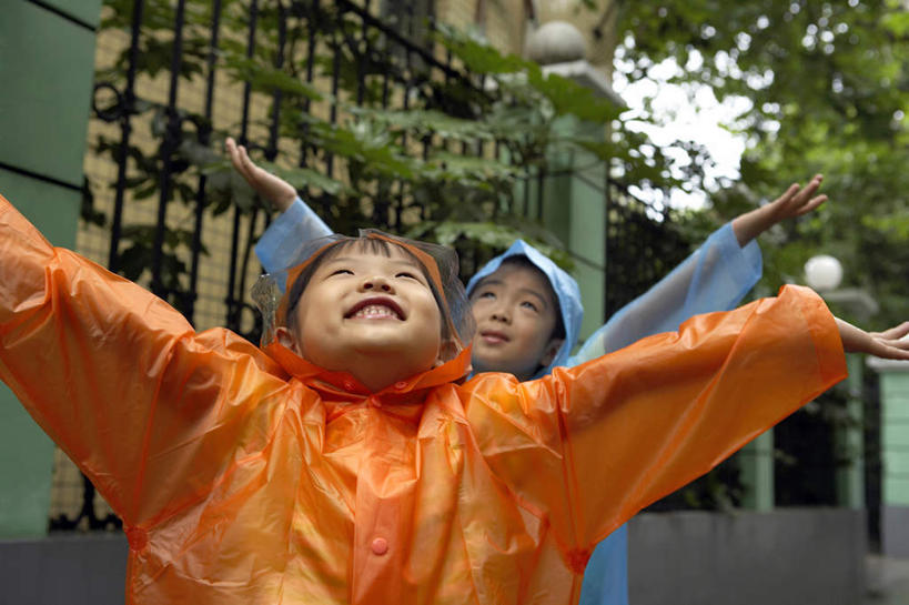 东方人,儿童,脸,头,脸颊,两个人,家庭,兄弟,姐妹,邻居,站,笑,微笑,露齿笑,横图,室外,特写,白天,留白,正面,仰视,度假,夜生活,快乐,探险,自由,友谊,纯洁,分享,信心,建筑业,雨,大雨,街道,上海,亚洲,淋浴,湿,瓷器,人行道,小路,天气,T恤,注视,肩膀,树,小孩,蓝色,绿色,自然,社区,春天,夏天,观察,看,试穿,休闲,概念,橙色,放松,活力,可爱,平衡,探索,童年,童趣,生长,观看,保护,环境,察看,享乐,愉悦,都市风光,关注,清新,雨衣,出示,童真,东亚,烂漫,无邪,发展,无忧无虑,天真,男孩,女孩,亚洲人,中国人,孩子,头部,脸部,脸蛋,面部,休闲活动,张开手臂,彩图,低角度拍摄,欢乐,挨着,好奇心,苦尽甘来