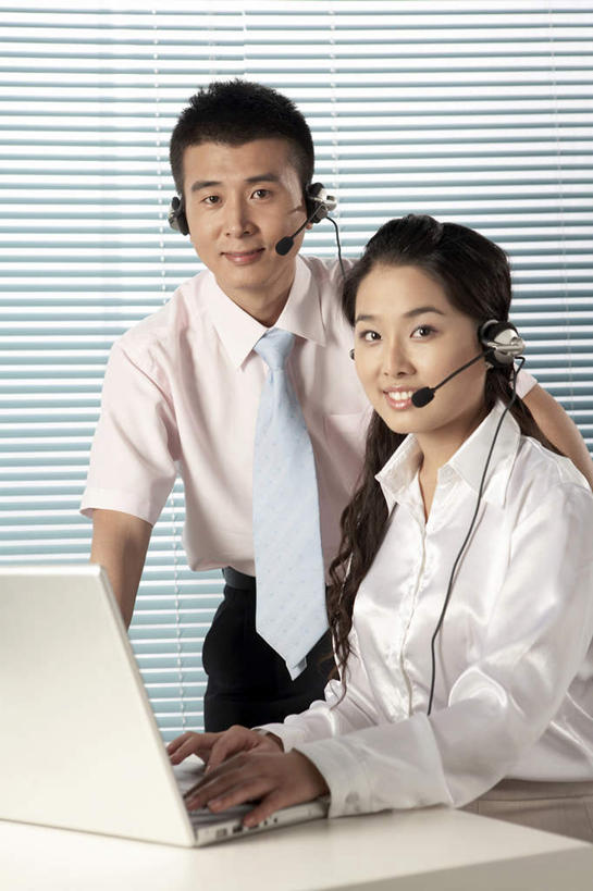 两个人,秘书,站,坐,微笑,竖图,俯视,正面,讨论,通讯,合作,团队,信心,笔记本电脑,互联网,技术,桌子,椅子,北京,中国,亚洲,小贩,服装,裤子,工作,领带,听,衣服,看,服务,摄影,服饰,便利,专心,呼叫中心,解释,衣着,穿着,努力,盲人,放音设备,衣饰,无忧无虑,计算机,年轻男性,年轻女性,中国人,年轻人,彩图,高角度拍摄,办公室职员,操作员