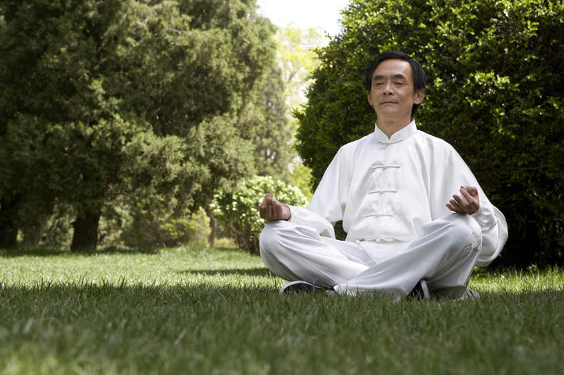 东方人,成年人,老年人,一个人,坐,横图,室外,白天,正面,满意,运动,武术,草地,亚洲,瓷器,丝绸,树荫,二郎腿,传统,草,树,停车,衣服,绿色,自然,春天,休息,休闲,放松,活力,同意,想,主席,生活方式,军人,宁静,冥想,退休,领导,太极,总统,中国文化,华贵,东亚,纯净,循环利用,北京市,莲花坐式,政治家,理论家,首脑,战略家,灵性,老布什,乔治.赫伯特.沃克.布什,老年男性,男人,男性,亚洲人,中国人,休闲活动,闭着眼睛,彩图,传统服装,传统文化,人老心不老,缎子,禅宗