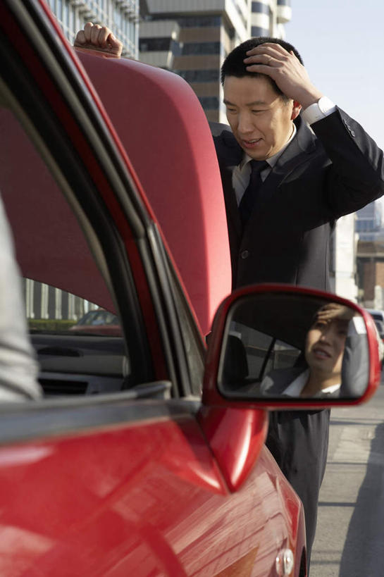 东方人,中年人,老年人,一个人,两个人,商务人士,商务男性,停车场,竖图,室外,白天,正面,衬衫,商务,安全,合作,镜子,汽车,日光,亚洲,仅一个男性,仅一个人,仅一个中年男性,开,套装,反射,瓷器,托腮,竹签,轿车,打开,思考,发动机,运输,后视镜,修理,失望,镜像,绝望,开启,生命,早晨,镜面,都市风光,关爱,近景,占卜,骨折,商务装,问题,工薪阶层,东亚,抽签,北京市,光学,悲哀,异性恋,解决,担心,男人,男性,年轻男性,女人,女性,中年男性,亚洲人,中国人,白领,上班族,半身,彩图,衬衣,旅行,风帽,机遇,汽车抛锚,问卜,签条
