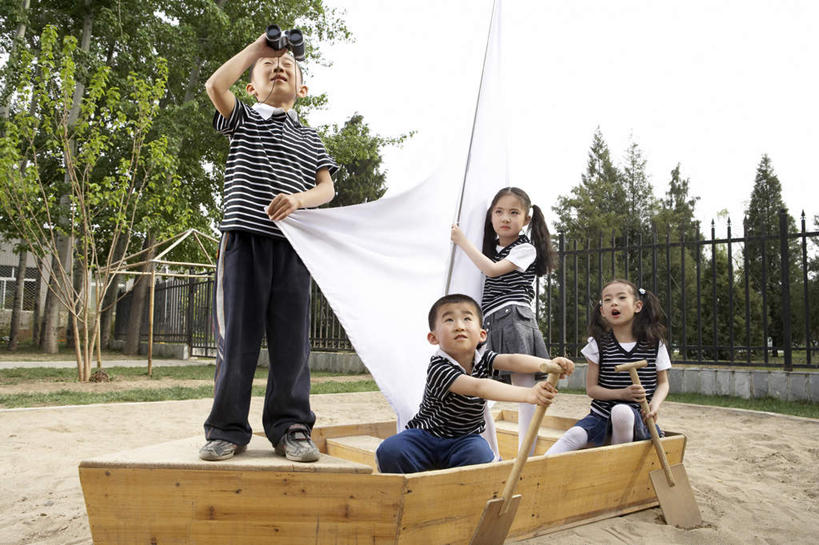 帆船,划船,东方人,儿童,四个人,兄弟,姐妹,学生,操场,坐,微笑,横图,室外,白天,正面,锻炼,快乐,兴奋,探险,友谊,纯洁,比赛,运动,合作,竞争,船,日光,亚洲,条纹,铲子,瓷器,拿着,注视,娱乐,沙坑,刺激,扮演,小孩,停车,社区,交通工具,观察,看,乘务员,休闲,独立,帆,幻想,可爱,探索,童年,童趣,生长,观看,航海,察看,体育运动,愉悦,关注,载具,努力,梦想,想象,童真,东亚,烂漫,无邪,发展,搜寻,北京市,双筒望远镜,荡舟,快活,欢愉,康乐,无忧无虑,冒险,体育,天真,男孩,女孩,亚洲人,中国人,孩子,彩图,健身,高兴,玩具船,明轮船,驳船