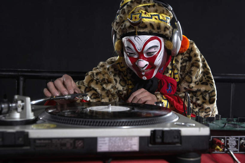 东方人,老年人,一个人,演员,电影明星,舞台,站,笑,微笑,露齿笑,横图,正面,技术,桌子,亚洲,仅一个男性,表演,摇摆,瓷器,音乐,拿着,表演者,传统,耳机,灌篮,媒体,豹纹,孙悟空,司仪,混合,酷,愉悦,广播,中国文化,改变,打碟,主持人,比例,主持,京剧,东亚,东亚文化,北京市,歌剧,节目主持人,男人,男性,年轻男性,亚洲人,中国人,年轻人,影视明星,半身,彩图,中国戏曲,摇摆舞,病历,传统文化,京剧演员,性格,磁带录音机