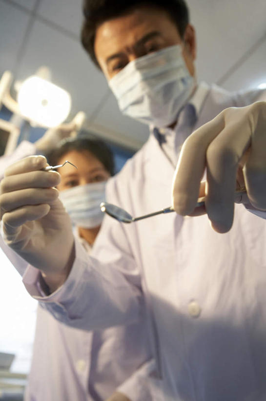 东方人,成年人,中年人,老年人,手,牙齿,两个人,医生,护士,医院,站,竖图,室内,仰视,通讯,安全,合作,亚洲,准备,检查,分离,瓷器,防护,过滤,分开,拿着,干净,外套,口罩,手套,教,职业,隔断,服务,击打,伸手,遮掩,保护,隔离,权威,卫生,专心,准确,牙科设备,掩盖,遮挡,恐怖,关爱,净化,出示,间隔,医疗器械,保险,调整,预防,医疗工具,合伙,东亚,遮盖,实验服,口腔卫生,防尘,医疗机构,北京市,保全,周全,安稳,安定,防护手套,掩饰,断绝,隔开,屏蔽,屏绝,远离,中断,阻遏,阻隔,陈列柜,责任,惊骇,大汗淋漓,平安,信任,男人,男性,女人,女性,中年女性,亚洲人,中国人,年轻人,齿,牙,牙龈,牙医,半身,彩图,低角度拍摄,病院,诊所,防护面罩,给予,折角镜,门诊部,口腔医学