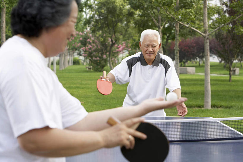 老年人,两个人,家庭,祖母,祖父,公园,站,微笑,横图,俯视,室外,正面,侧面,信心,城市,北京,中国,亚洲,准备,网,T恤,刺激,草,春天,放松,凝视,摄影,专心,愉悦,运送,护理人员,合伙,挑战,能力,乒乓球,老年男性,老年女性,男人,男性,女人,女性,中国人,彩图,高角度拍摄,摆拍