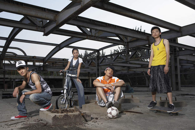 四个人,站,坐,横图,室外,正面,侧面,仰视,时尚,友谊,热情,团队,橄榄球,自行车,帽子,项链,北京,中国,亚洲,短裤,钢铁,T恤,牛仔裤,水泥,骑,建筑工地,夏天,看,休息,休闲,放松,活力,力量,凝视,摄影,生长,滑板,观看,专心,酷,愉悦,肖像,出示,田径运动,足球运动,年轻男性,年轻女性,中国人,年轻人,舞者,低角度拍摄,精力