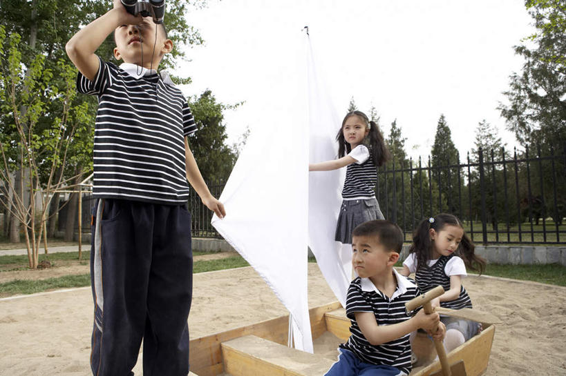 帆船,划船,东方人,儿童,四个人,兄弟,姐妹,学生,操场,站,坐,横图,室外,白天,正面,锻炼,夜生活,快乐,兴奋,探险,友谊,纯洁,比赛,运动,合作,竞争,船,日光,亚洲,条纹,铲子,瓷器,注视,娱乐,沙坑,刺激,扮演,小孩,停车,社区,交通工具,观察,看,乘务员,休闲,独立,帆,幻想,可爱,探索,童年,童趣,财富,生长,观看,航海,察看,专心,享乐,体育运动,愉悦,关注,近景,载具,努力,梦想,想象,童真,东亚,烂漫,无邪,发展,搜寻,北京市,双筒望远镜,荡舟,快活,欢愉,康乐,无忧无虑,冒险,体育,天真,男孩,女孩,亚洲人,中国人,孩子,彩图,健身,高兴,玩具船,明轮船,驳船