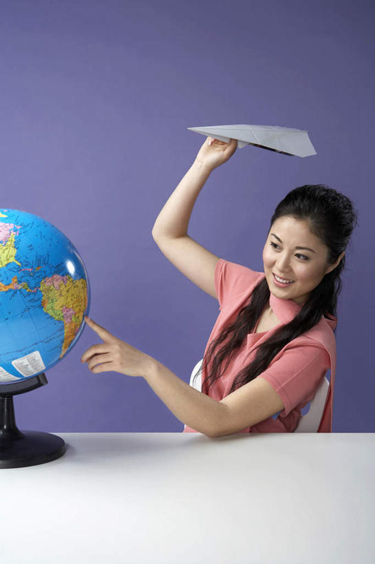 东方人,一个人,办公室,坐,举,微笑,竖图,白天,正面,快乐,探险,桌子,飞机,亚洲,仅一个年轻女性,仅一个女性,仅一个人,瓷器,飞,竹签,紫色,行星,决定,想,指导,纸飞机,享乐,风格,愉悦,瞄准,占卜,梦想,比例,想象,东亚,抽签,北京市,快活,欢愉,康乐,厌倦,年轻女性,女人,女性,亚洲人,中国人,年轻人,白领,半身,彩图,影棚拍摄,旅行,高兴,机遇,办公室职员,问卜,签条,白日梦