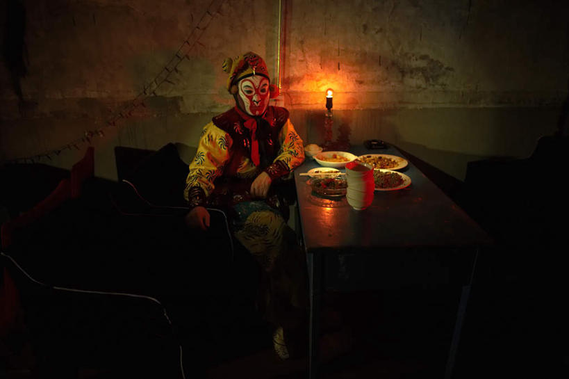 东方人,老年人,一个人,演员,电影明星,舞台,坐,横图,竖图,室内,夜晚,正面,晚餐,餐桌,桌子,蜡烛,亚洲,仅一个男性,仅一个人,表演,瓷器,食品,表演者,传统,饮食,仅一个年轻男性,盘子,中国文化,决心,等,伪装,京剧,东亚,东亚文化,北京市,歌剧,男人,男性,年轻男性,亚洲人,中国人,年轻人,影视明星,彩图,餐馆,中国戏曲,喜剧演员,防护面罩,传统文化,京剧演员,性格