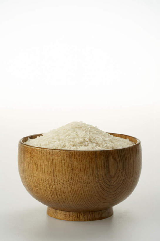 竖图,留白,白色背景,农作物,堆叠,木制,白米,谷物,生食,食品,米,饮食,一个,白色,容器,碗,摄影,单个,简单,健康食物,钉书钉,彩图,影棚拍摄