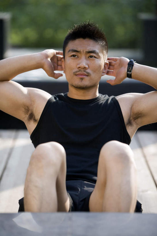 东方人,健壮,一个人,坐,仰卧起坐,竖图,室外,白天,锻炼,仅一个男性,仅一个人,伸展,准备,仅一个年轻男性,沉思,摄影,男人,男性,年轻男性,中国人,年轻人,休闲活动,彩图