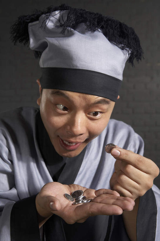 脸,头,脸颊,一个人,服务员,微笑,竖图,制服,兴奋,贪欲,幸福,赚钱,钱,人民币,仅一个男性,仅一个人,许多,准备,检查,钱币,很多,肩膀,仅一个年轻男性,灰色,服务,财富,金融,摄影,收获,经济,惊奇,流通,贸易,货币,现金,硬币,男人,男性,年轻男性,中国人,年轻人,头部,脸部,脸蛋,面部,服务生,侍者,彩图,影棚拍摄,传统服装,西汉王朝,赏钱