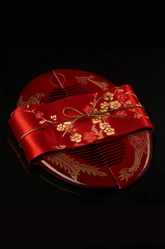 竖图,留白,礼物,黑色背景,装饰,光线,圆形,缎带,光芒,梳子,传统,两个,红色,蝴蝶结,摄影,中国文化,彩图,影棚拍摄,锦缎