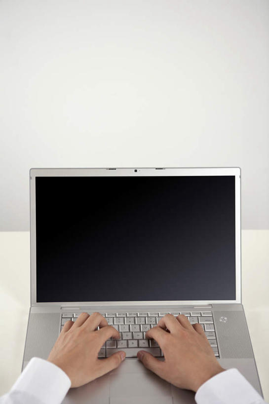 手,一个人,商务人士,商务男性,办公室,坐,竖图,俯视,室内,留白,白色背景,衬衫,商务,笔记本电脑,显示器,互联网,敲打,套装,干净,输入,书桌,笔记本,打字,摄影,点击,敲击,部分,商务装,网上冲浪,工薪阶层,无线电技术,按键,计算机,男人,男性,白领,上班族,彩图,高角度拍摄,衬衣