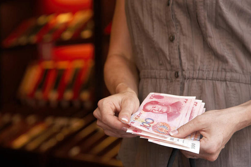 成年人,中年人,老年人,一个人,站,横图,室外,特写,白天,留白,购物,旅游,上海,行人,游客,游人,路人,旅客,零售,金融,摄影,付款,购买,肖像,伯爵,过客,女人,女性,彩图,旅行,白色人种