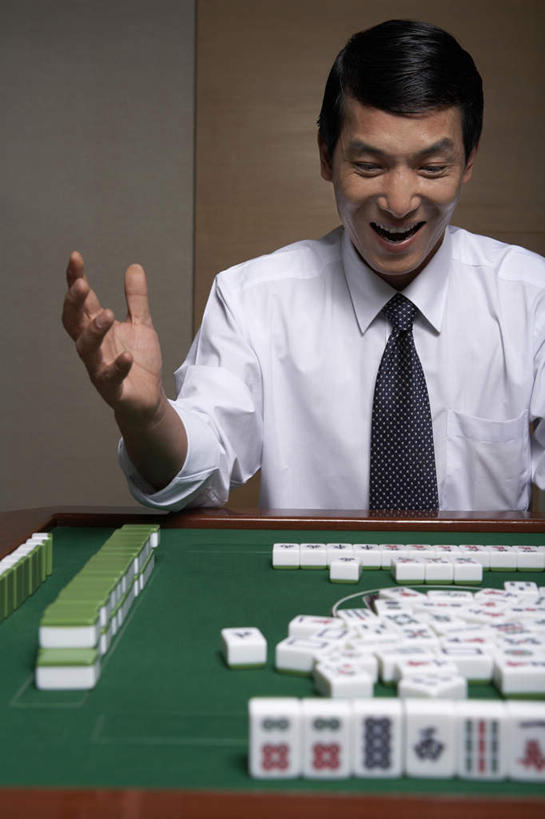 东方人,成年人,中年人,老年人,脸,头,脸颊,一个人,商务人士,商务男性,坐,微笑,竖图,室内,正面,衬衫,商务,游戏,快乐,满意,幸福,成功,家具,桌子,汽车,一排,许多,堆叠,套装,丰富,检查,庆祝,整齐,瓷砖,符号,很多,注视,娱乐,传统,会所,肩膀,车,排列,麻将,交通工具,轿车,观察,看,手势,休闲,乐趣,俱乐部,摄影,生活方式,观看,堆,惊奇,疑惑,察看,享乐,队列,关注,载具,商务装,工薪阶层,质疑,雪铁龙,策略,猜忌,猜疑,技能,机会,获胜,男人,男性,中国人,头部,脸部,脸蛋,面部,白领,上班族,休闲活动,张开手臂,彩图,衬衣,欢乐,凯旋,疑心,打手势,社交,怀疑,图像技术,东风雪铁龙凯旋,雪铁龙凯旋