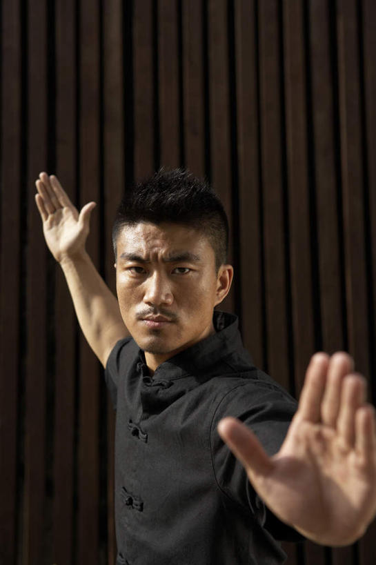 东方人,中年人,一个人,站,举,竖图,室外,白天,锻炼,武术,仅一个男性,仅一个人,仅一个中年男性,托,放松,摄影,专心,太极,中国文化,男人,男性,年轻男性,中年男性,中国人,年轻人,休闲活动,举起,举手,举着,向上举,向上伸,向上托,半身,彩图,传统服装