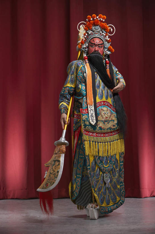 东方人,中年人,老年人,胡须,一个人,演员,舞台,站,竖图,留白,民族服装,制服,窗帘,北京,中国,仅一个男性,仅一个人,仅一个中年男性,表演,服装,军事,长袍,古典,宏伟,文化,表演者,传统,扮演,衣服,红色,彩妆,刀,武器,力量,财富,摄影,服饰,古装,权威,演出,领导,剑,武士,中国文化,京剧,东亚,将军,韵味,英雄,能力,把握,老年男性,男人,男性,中年男性,中国人,胡子,络腮胡,彩图,传统服装,民俗服,装扮,官吏,传统文化,韧性,掌控