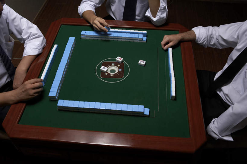 东方人,成年人,中年人,老年人,三个人,商务人士,商务男性,坐,横图,俯视,室内,衬衫,商务,游戏,友谊,赌博,竞争,家具,桌子,一排,许多,堆叠,套装,整齐,瓷砖,很多,娱乐,传统,会所,排列,麻将,休闲,俱乐部,摄影,生活方式,堆,赌徒,愉悦,队列,商务装,合伙,工薪阶层,策略,技能,机会,男人,男性,中国人,年轻人,白领,上班族,休闲活动,彩图,高角度拍摄,衬衣,白色人种,社交,图像技术