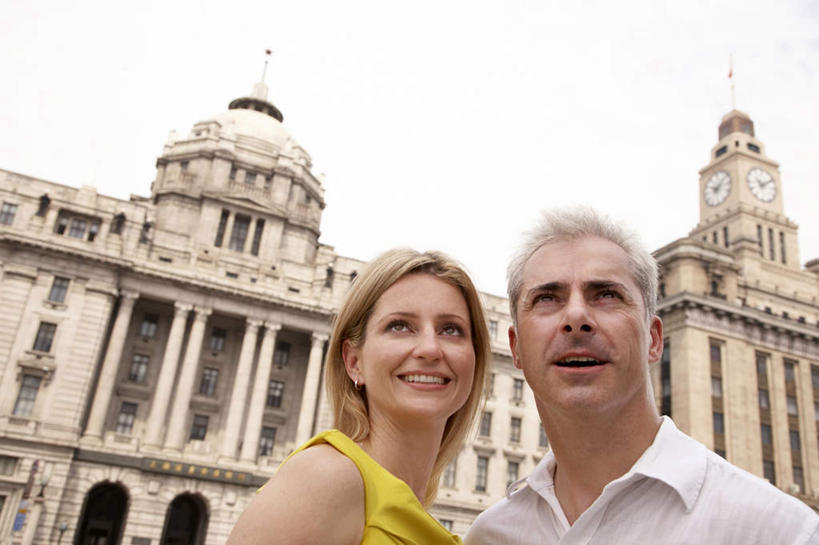 成年人,中年人,老年人,脸,头,脸颊,两个人,丈夫,妻子,微笑,横图,室外,白天,仰视,旅游,度假,快乐,满意,友谊,幸福,建筑,上海,行人,游客,游人,检查,塔,路人,旅客,肩膀,外滩,看,表,摄影,观看,享乐,拜访,婚姻,图尔,异性恋,过客,男人,男性,女人,女性,头部,脸部,脸蛋,面部,钟,彩图,低角度拍摄,旅行,欢乐,伴侣,白色人种,好奇心