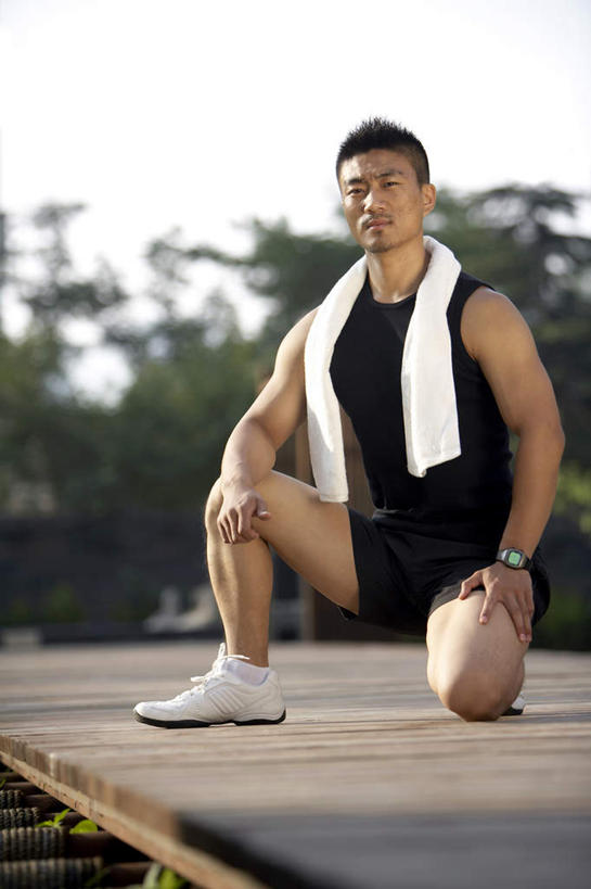 东方人,健壮,一个人,蹲,竖图,室外,白天,仰视,锻炼,仅一个男性,仅一个人,准备,仅一个年轻男性,毛巾,摄影,男人,男性,年轻男性,中国人,年轻人,休闲活动,彩图,低角度拍摄