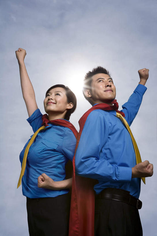 东方人,中年人,两个人,商务人士,商务男性,商务女性,站,微笑,竖图,室外,白天,镜头眩光,仰视,民族服装,衬衫,商务,兴奋,成功,合作,团队,信心,套装,服装,云,古典,文化,传统,衣服,背靠背,概念,幻想,活力,力量,模仿,摄影,服饰,幽默,古装,敏捷,商务装,合伙,斗篷,挑战,想象,工薪阶层,勇气,韵味,超级英雄,英雄,进展,想法,能力,男人,男性,年轻男性,女人,女性,中年女性,中国人,年轻人,拳头,白领,上班族,仰头,彩图,低角度拍摄,衬衣,传统服装,民俗服,办公室职员