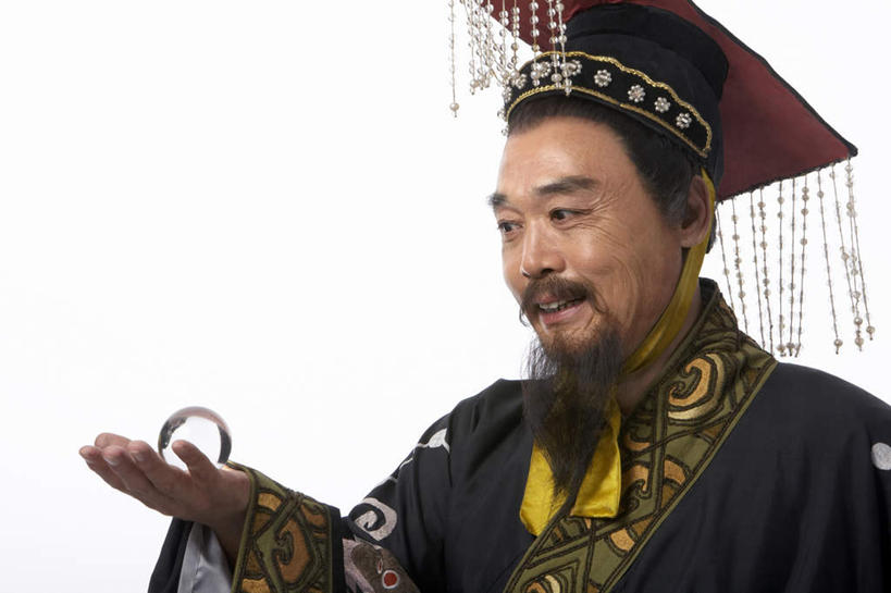 东方人,中年人,老年人,脸,头,脸颊,胡须,一个人,演员,站,微笑,白色背景,民族服装,快乐,仅一个男性,仅一个人,仅一个中年男性,服装,透明,水晶,古典,文化,传统,肩膀,球,衣服,水晶球,武器,幻想,摄影,服饰,皇帝,古装,剑,中国文化,算命,秦朝,韵味,预测,老年男性,男人,男性,中年男性,中国人,头部,胡子,络腮胡,脸部,脸蛋,面部,彩图,影棚拍摄,传统服装,民俗服,传统文化