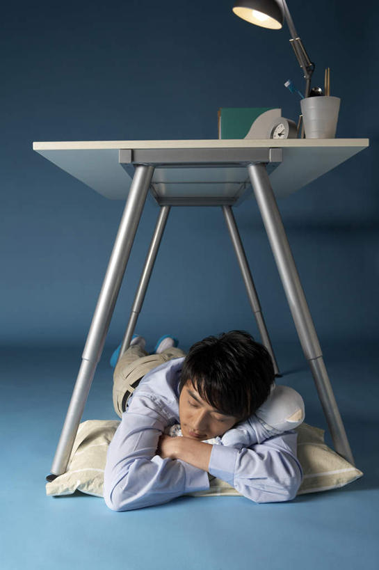 东方人,一个人,商务人士,商务男性,办公室,躺,竖图,夜晚,正面,衬衫,商务,桌子,亚洲,仅一个男性,仅一个人,套装,瓷器,拿着,书桌,仅一个年轻男性,蓝色,枕头,趴着,休息,疲倦,生活方式,疲劳,风格,疲惫,愉悦,努力,商务装,困乏,梦想,比例,工薪阶层,东亚,北京市,疲乏,委顿,疲困,疲顿,疲钝,倦怠,怠倦,责任,懒散,男人,男性,年轻男性,亚洲人,中国人,年轻人,白领,上班族,钟,闭着眼睛,睡觉,彩图,影棚拍摄,衬衣,办公室职员