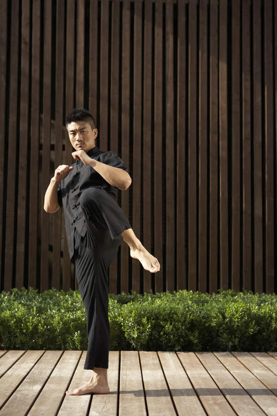 东方人,中年人,一个人,站,竖图,室外,白天,锻炼,武术,仅一个男性,仅一个人,仅一个中年男性,踢,赤脚,放松,平衡,摄影,专心,太极,中国文化,男人,男性,年轻男性,中年男性,中国人,年轻人,休闲活动,彩图,传统服装