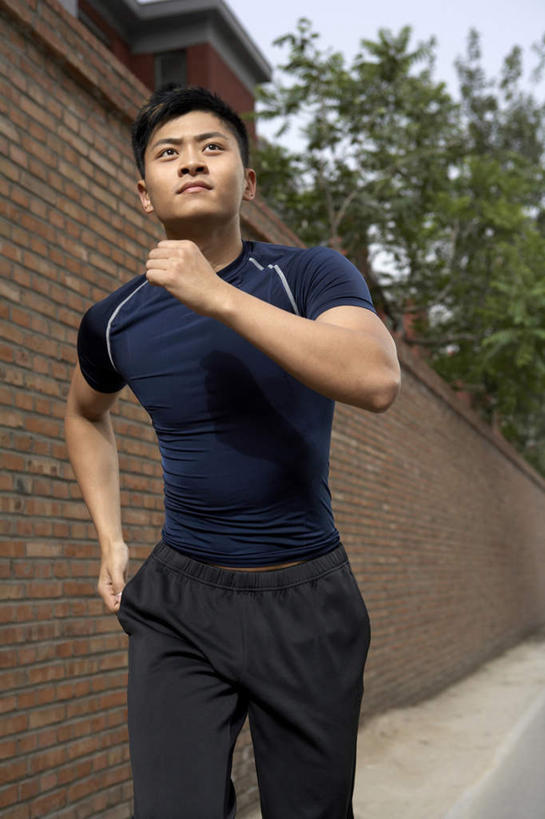 东方人,头发,一个人,竖图,室外,白天,锻炼,运动,街道,仅一个男性,仅一个人,裤子,T恤,砖墙,仅一个年轻男性,黑色,摄影,焦点,决心,慢跑,肱二头肌,男人,男性,年轻男性,中国人,年轻人,休闲活动,彩图
