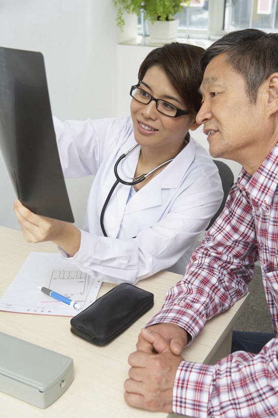 东方人,老年人,两个人,医生,病人,坐,微笑,竖图,俯视,x光片,室内,白天,幸福,药,辐射,科学,医学,书桌,听诊器,摄影,医疗,科学技术,x射线,考试,x光,实验服,老年男性,男人,男性,年轻女性,女人,女性,中国人,年轻人,半身,彩图,高角度拍摄,电磁波,电磁辐射