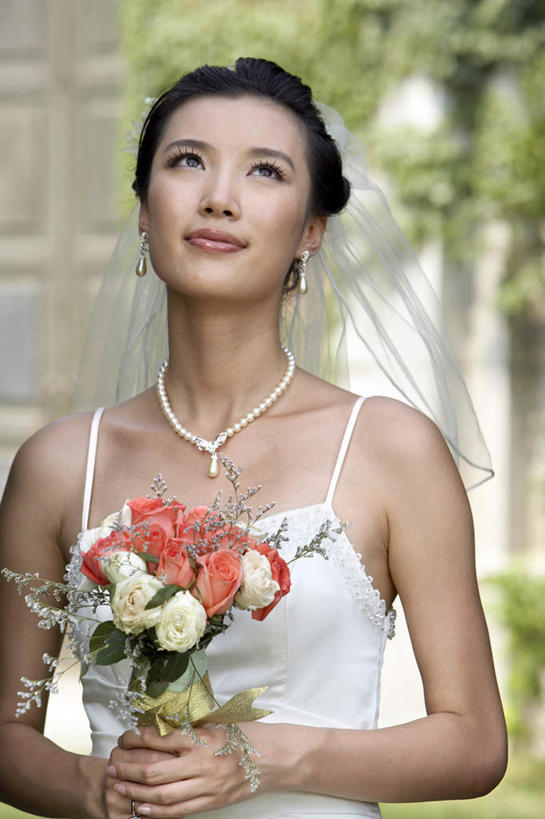 东方人,成年人,一个人,夫妻,妻子,新娘,站,微笑,竖图,室外,特写,白天,正面,婚纱,爱情,婚礼,时尚,快乐,满意,幸福,植物,上海,庆祝,浪漫,传统,花,花朵,排列,衣服,插花,花束,恩爱,美女,沉思,恋人,摄影,面纱,希望,享乐,风格,事件,肖像,典礼,婚姻,开端,女人,女性,中国人,年轻人,夫妇,情侣,外衣,半身,彩图,欢乐,伴侣,魅力,摆拍