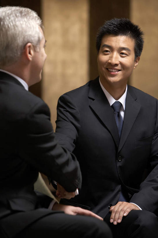 东方人,成年人,中年人,老年人,两个人,商务人士,商务男性,坐,握手,微笑,竖图,室内,正面,衬衫,商务,讨论,快乐,满意,幸福,成功,合作,团队,信心,套装,工作,会议,球门,娱乐,会所,背面,衣服,面对面,同意,俱乐部,摄影,享乐,成就,华贵,问候,商务装,合伙,工薪阶层,渴望,完成,男人,男性,中国人,年轻人,白领,上班族,外衣,彩图,衬衣,欢乐,机遇,联合镇,白色人种,社交