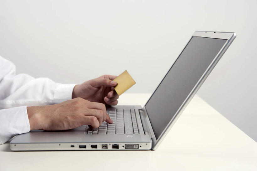 手,一个人,商务人士,商务男性,办公室,坐,横图,俯视,室内,留白,白色背景,衬衫,商务,信用卡,笔记本电脑,显示器,互联网,仅一个男性,仅一个人,敲打,套装,干净,输入,书桌,仅一个年轻男性,笔记本,打字,摄影,点击,敲击,部分,付款,商务装,网上银行,网上冲浪,工薪阶层,无线电技术,按键,计算机,男人,男性,年轻男性,中国人,年轻人,白领,上班族,电子商务,彩图,高角度拍摄,衬衣