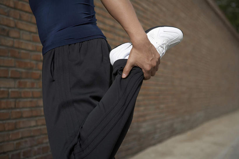 一个人,横图,室外,白天,锻炼,运动,街道,仅一个男性,仅一个人,伸展,小路,T恤,砖墙,仅一个年轻男性,摄影,活动,男人,男性,年轻男性,中国人,年轻人,休闲活动,彩图