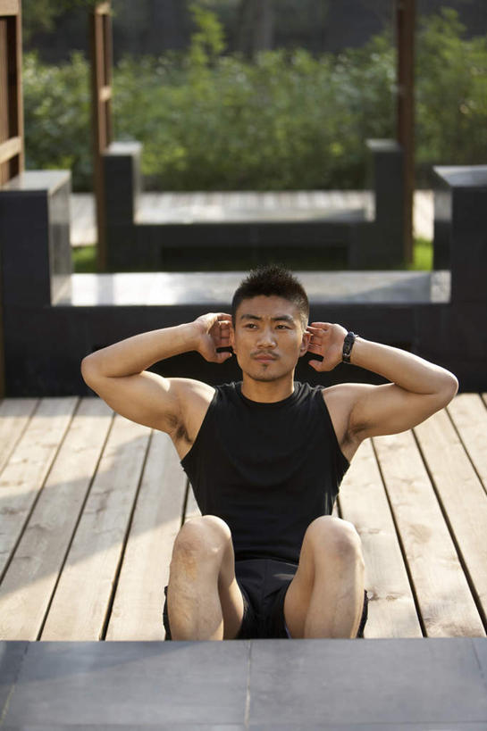 东方人,健壮,一个人,坐,仰卧起坐,竖图,俯视,室外,白天,锻炼,仅一个男性,仅一个人,伸展,准备,仅一个年轻男性,沉思,摄影,男人,男性,年轻男性,中国人,年轻人,休闲活动,彩图,高角度拍摄