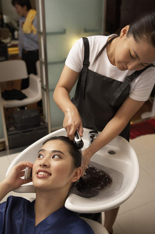 东方人,中年人,脸,头,脸颊,手,头发,两个人,美容院,站,坐,笑,打电话,微笑,露齿笑,竖图,俯视,室内,白天,通讯,手机,水槽,联系,顾客,肩膀,摄影,创造力,享乐,发短信,香波,美发用品,无线电技术,技能,信任,年轻女性,女人,女性,中年女性,中国人,年轻人,头部,发型,脸部,脸蛋,面部,美发师,洗涤,仰头,半身,彩图,高角度拍摄,魅力,改进