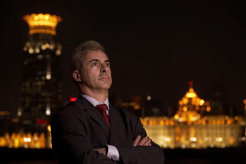 成年人,中年人,老年人,脸,头,脸颊,一个人,商务人士,商务男性,站,双手交叉,横图,室外,夜晚,留白,衬衫,商务,摩天大楼,上海,套装,塔,肩膀,衣服,外滩,表,想,沉思,摄影,观看,害怕,疑惑,照亮,双手抱胸,恐怖,忧虑,肖像,商务装,工薪阶层,质疑,猜忌,猜疑,担心,男人,男性,头部,脸部,脸蛋,面部,白领,上班族,外衣,彩图,衬衣,旅行,疑心,商务旅行,白色人种,摆拍,怀疑,态度