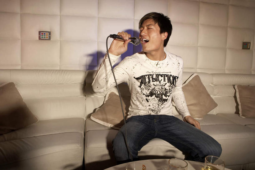 东方人,一个人,酒吧,坐,笑,微笑,露齿笑,横图,室内,夜晚,正面,聚会,夜生活,快乐,兴奋,幸福,信心,北京,亚洲,仅一个男性,表演,艺术,瓷器,聚餐,拿着,休闲装,娱乐,现代,刺激,张嘴,休闲,个性,摄影,ktv包厢,包厢,唱,创造力,麦克风,享乐,娱乐活动,歌厅,夜总会,张大嘴巴,包房,东亚,ktv包房,快活,欢愉,康乐,年轻男性,亚洲人,中国人,年轻人,张开嘴,彩图,高兴,卡拉ok,精力