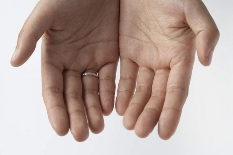 成年人,中年人,手,手掌,一个人,横图,俯视,特写,白色背景,干净,戒指,打开,摄影,协助,简单,开启,捧着,彩图,高角度拍摄,影棚拍摄