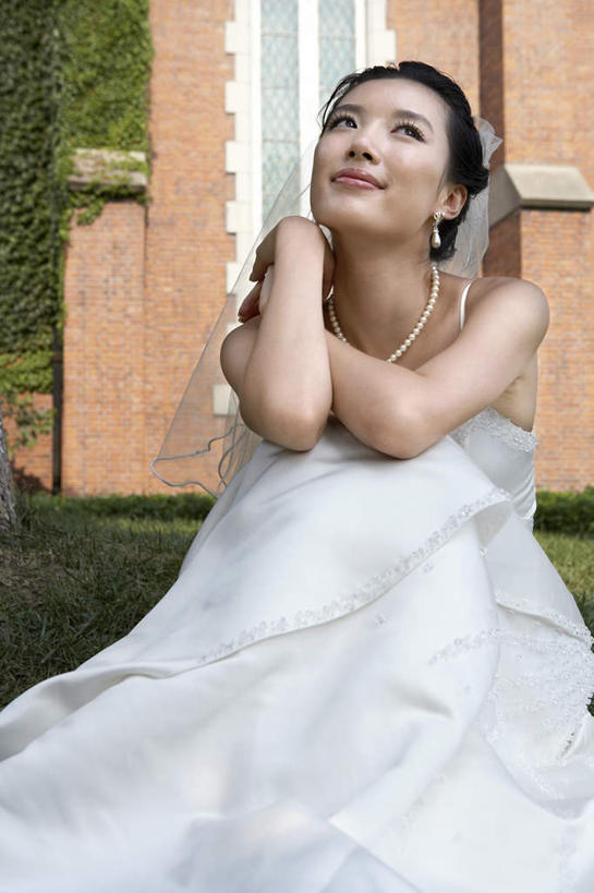 东方人,成年人,一个人,夫妻,妻子,新娘,教堂,坐,微笑,竖图,室外,特写,白天,正面,仰视,婚纱,爱情,婚礼,时尚,快乐,满意,幸福,上海,庆祝,浪漫,传统,草,衣服,恩爱,美女,沉思,恋人,摄影,面纱,希望,享乐,风格,基督教,事件,肖像,典礼,婚姻,开端,女人,女性,中国人,年轻人,夫妇,情侣,外衣,彩图,低角度拍摄,欢乐,伴侣,魅力,摆拍