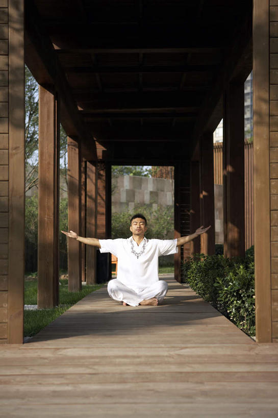 东方人,中年人,一个人,坐,举,竖图,室外,白天,仅一个男性,仅一个人,仅一个中年男性,休闲装,托,赤脚,瑜珈,摄影,冥想,专心,灵性,男人,男性,年轻男性,中年男性,中国人,年轻人,休闲活动,闭着眼睛,举起,举手,举着,盘着腿坐,向上举,向上伸,向上托,彩图,禅宗