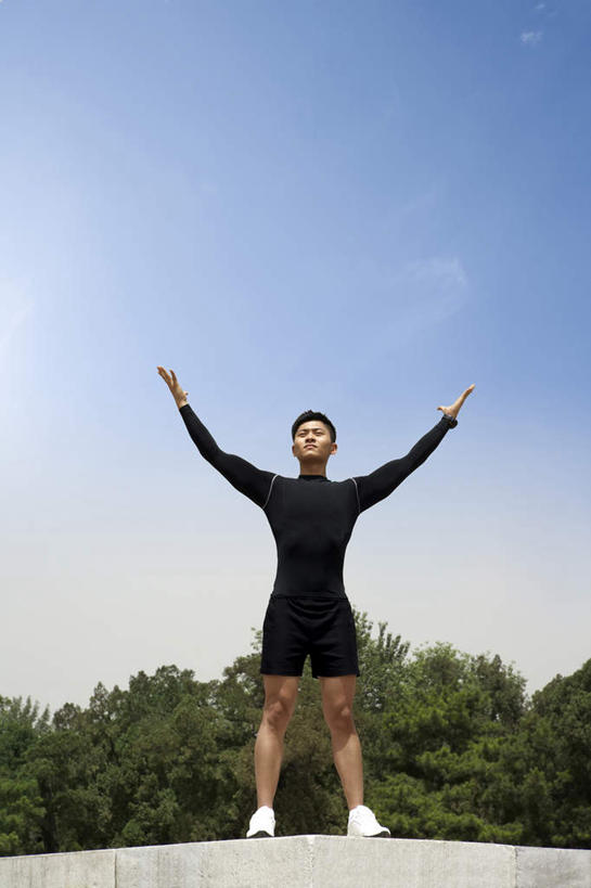 东方人,头发,一个人,公园,站,举,竖图,室外,白天,留白,正面,仰视,锻炼,运动,汽车,仅一个男性,仅一个人,混凝土,车,树,仅一个年轻男性,黑色,交通工具,轿车,托,摄影,环境,载具,雪铁龙,万里无云,男人,男性,年轻男性,中国人,年轻人,休闲活动,举起,举手,举着,向上举,向上伸,向上托,彩图,低角度拍摄,凯旋,东风雪铁龙凯旋,雪铁龙凯旋