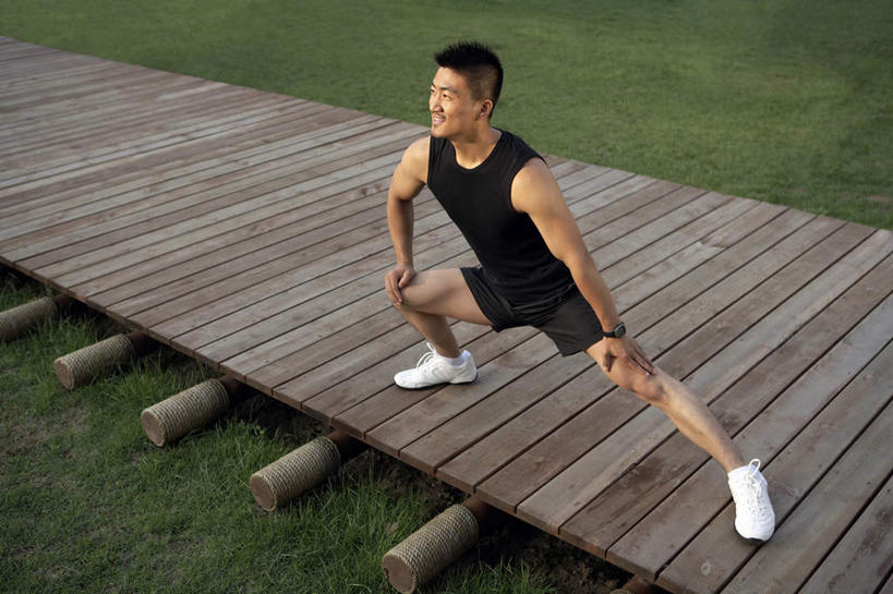 东方人,健壮,一个人,微笑,横图,俯视,室外,白天,锻炼,幸福,仅一个男性,仅一个人,伸展,准备,草,仅一个年轻男性,摄影,享乐,男人,男性,年轻男性,中国人,年轻人,休闲活动,彩图,高角度拍摄