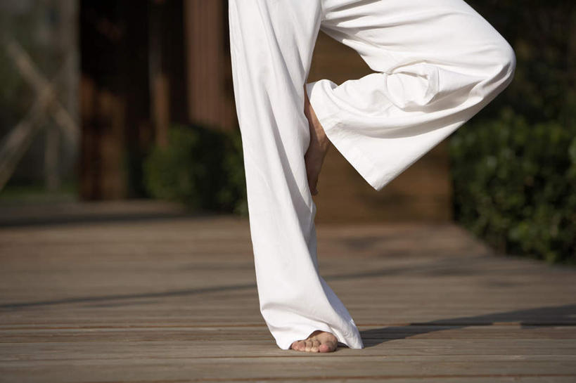 东方人,中年人,一个人,站,横图,室外,白天,正面,仅一个男性,仅一个人,仅一个中年男性,休闲装,赤脚,瑜珈,摄影,冥想,部分,专心,练习,灵性,男人,男性,年轻男性,中年男性,中国人,年轻人,休闲活动,彩图,禅宗