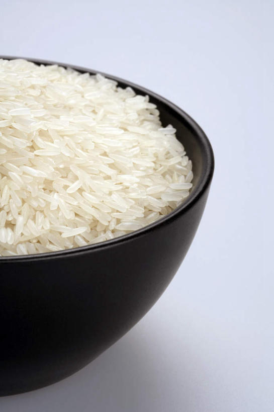 竖图,特写,白色背景,农作物,堆叠,白米,谷物,生食,食品,米,饮食,一个,白色,黑色,碗,摄影,单个,部分,简单,健康食物,钉书钉,彩图,影棚拍摄