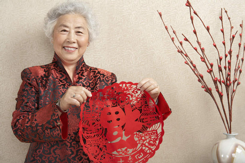 东方人,成年人,老年人,一个人,家庭,祖母,站,笑,微笑,露齿笑,横图,室内,白天,正面,快乐,花瓶,春节,亚洲,仅一个女性,仅一个人,庆祝,装饰,标志,瓷器,丝绸,纸,房屋,冬天,公寓,围墙,梅花,拿着,传统,竹签,红色,剪纸,温暖,温馨,一家人,仅一个老年女性,复杂,和睦,起居室,享乐,演说,中国文化,占卜,气氛,出示,东亚,窗花,抽签,北京市,元旦,美术工艺,老年女性,女人,女性,亚洲人,中国人,半身,彩图,传统服装,欢乐,拜年,唐装,融洽,传统文化,问卜,签条,传统节日