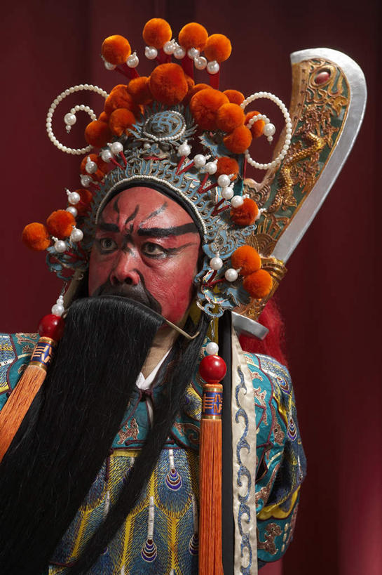 东方人,中年人,老年人,胡须,一个人,演员,舞台,站,竖图,民族服装,制服,窗帘,北京,中国,仅一个男性,仅一个人,仅一个中年男性,表演,服装,军事,长袍,古典,宏伟,文化,表演者,传统,扮演,衣服,红色,彩妆,刀,武器,力量,财富,摄影,服饰,古装,权威,演出,剑,武士,中国文化,京剧,东亚,将军,韵味,英雄,能力,老年男性,男人,男性,中年男性,中国人,胡子,络腮胡,半身,彩图,传统服装,民俗服,装扮,官吏,传统文化,韧性