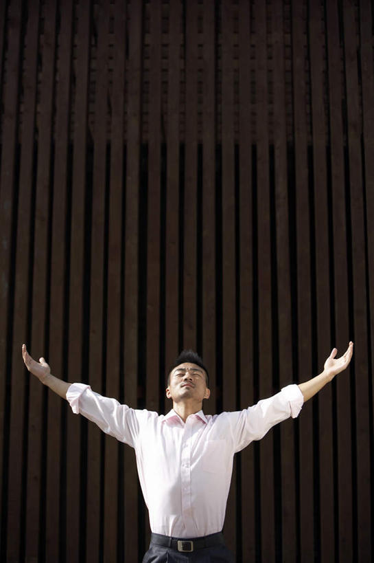 东方人,中年人,一个人,商务人士,商务男性,举,竖图,室外,白天,留白,正面,衬衫,仅一个男性,仅一个人,仅一个中年男性,套装,托,放松,瑜珈,摄影,商务装,工薪阶层,灵性,男人,男性,年轻男性,中年男性,中国人,年轻人,白领,上班族,闭着眼睛,举起,举手,举着,向上举,向上伸,向上托,半身,彩图,衬衣