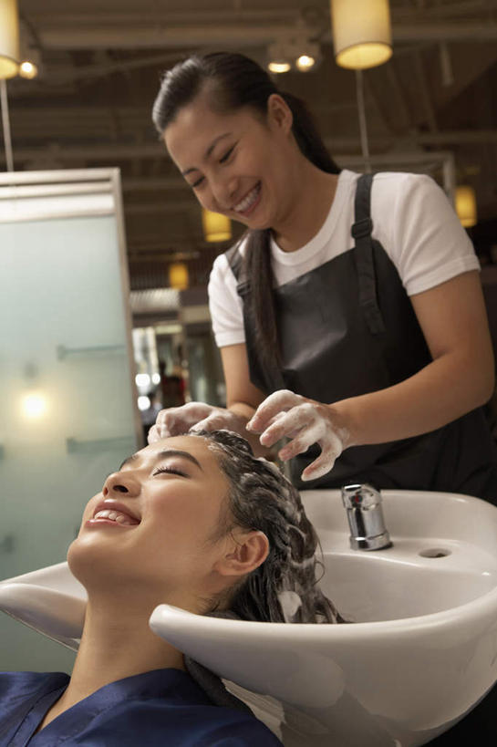 东方人,脸,头,脸颊,手,两个人,站,坐,笑,微笑,露齿笑,竖图,室内,白天,水槽,顾客,肩膀,放松,摄影,部分,享乐,香波,美发用品,年轻女性,女人,女性,中国人,年轻人,头部,发型,脸部,脸蛋,面部,美发师,洗涤,仰头,彩图,改进